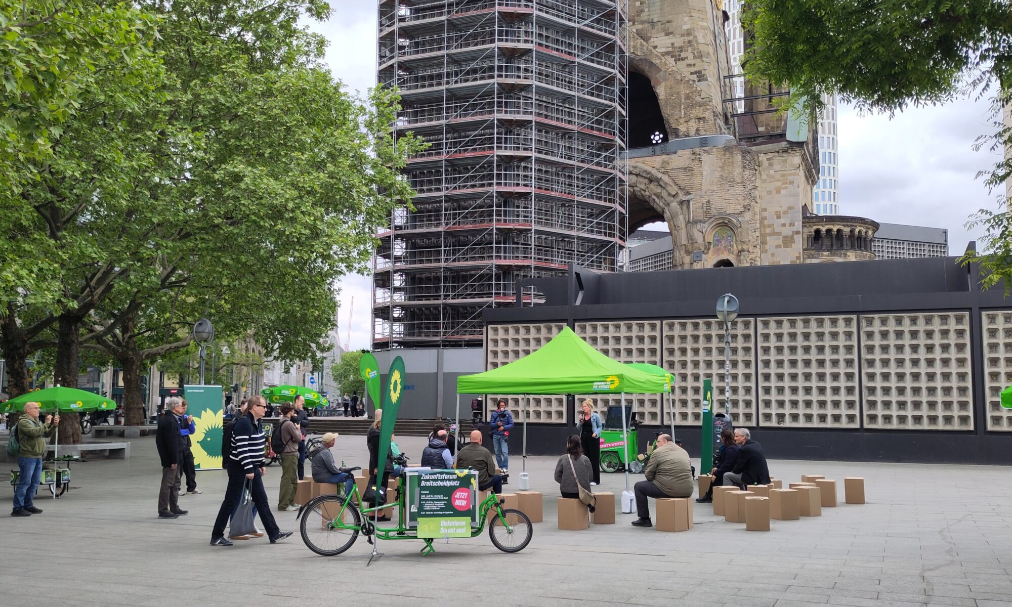 Unser Zukunftsforum am 10.05.25 - Antje Kapek und andere Grünen-Abgeordnete diskutieren auf dem Breitscheidplatz vor der Gedächtniskirche mit interessierten Bürger:innen.