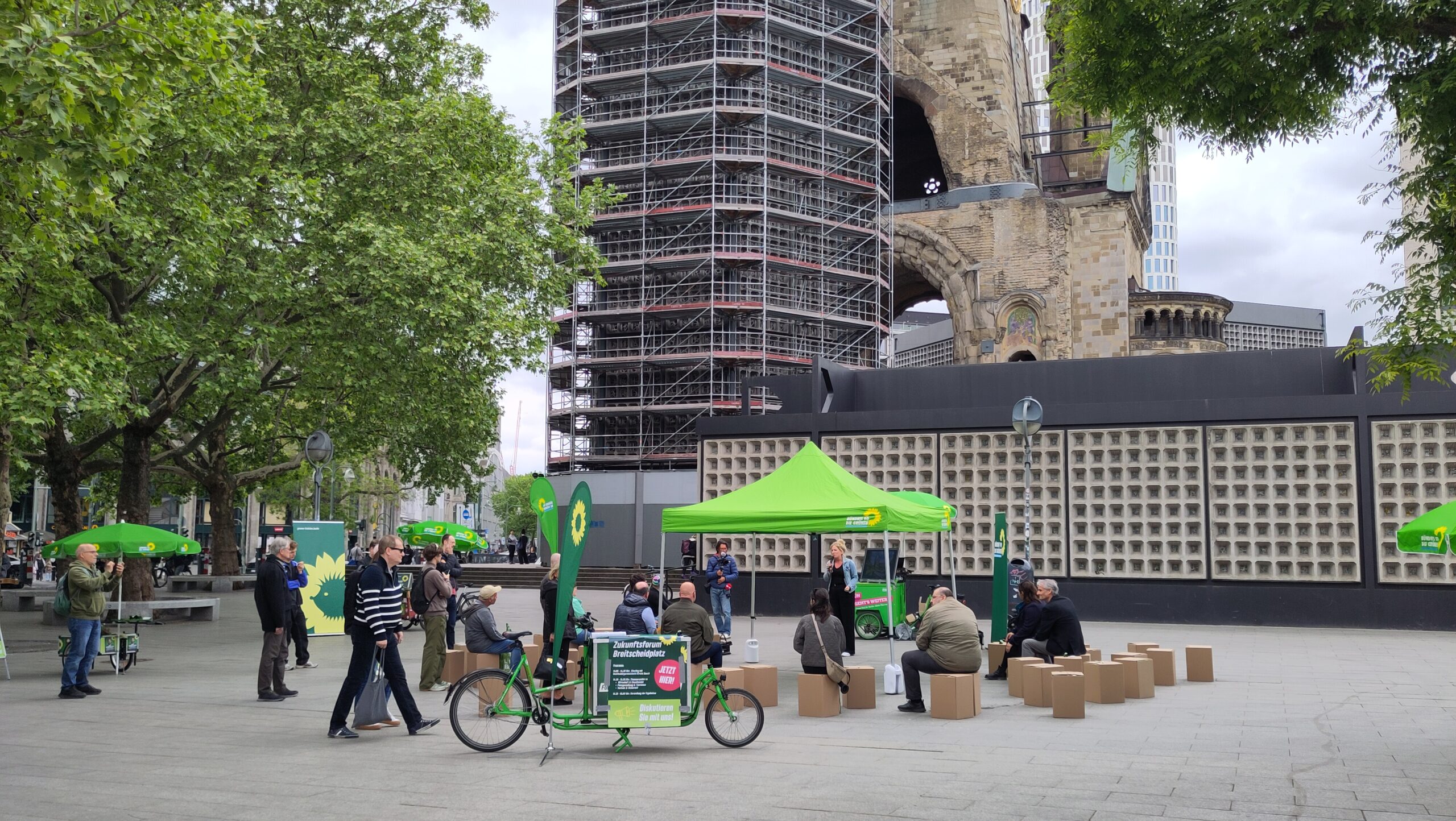 Unser Zukunftsforum am 10.05.25 - Antje Kapek und andere Grünen-Abgeordnete diskutieren auf dem Breitscheidplatz vor der Gedächtniskirche mit interessierten Bürger:innen.